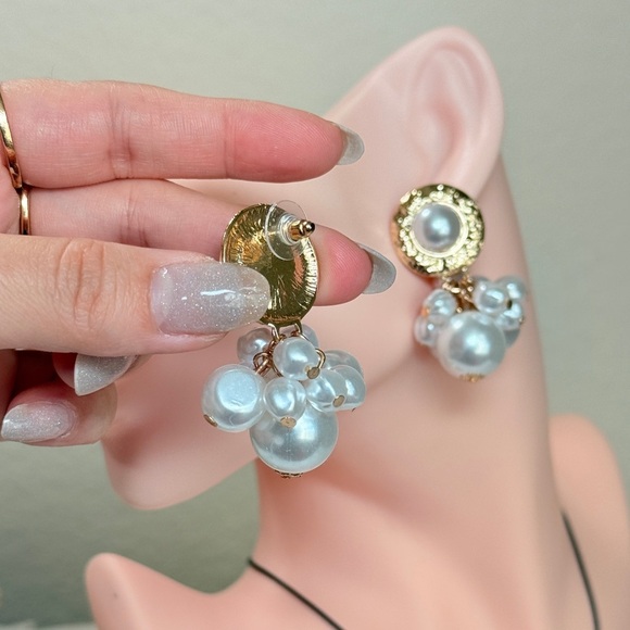 ⚜️ Elegant Pearl Cluster Earrings - Picture 5 of 7